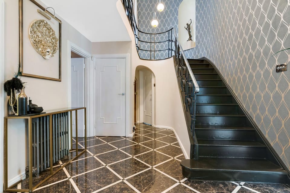 Gatsby Villa London with Garden & Hot Tub Villa in Bromley