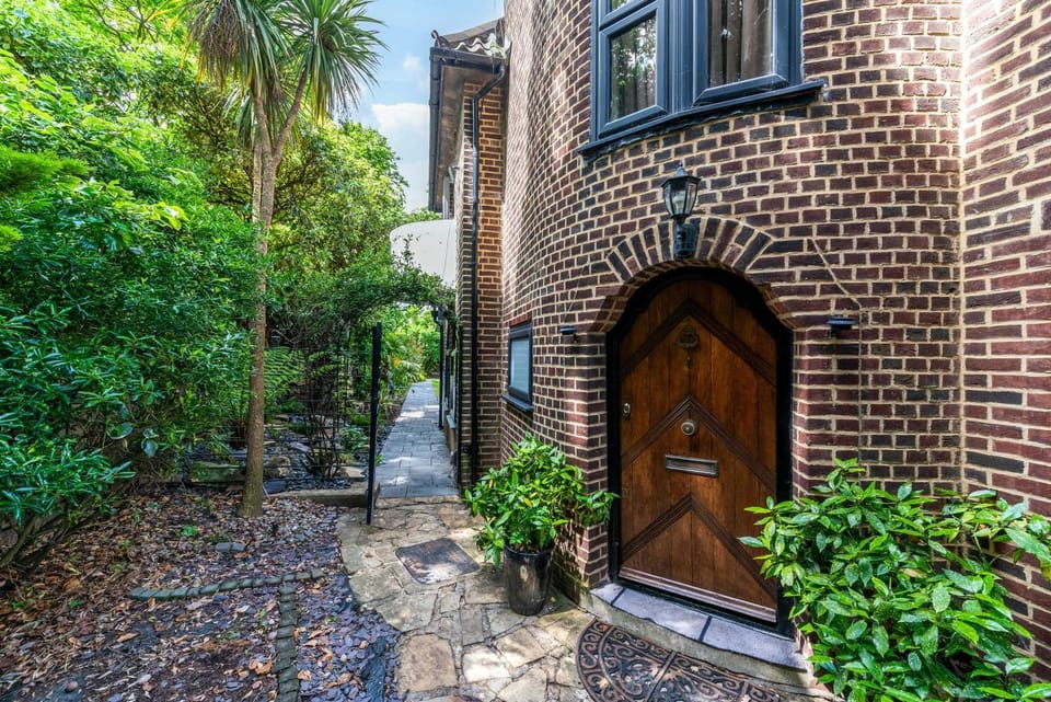 Gatsby Villa London with Garden & Hot Tub Villa in Bromley