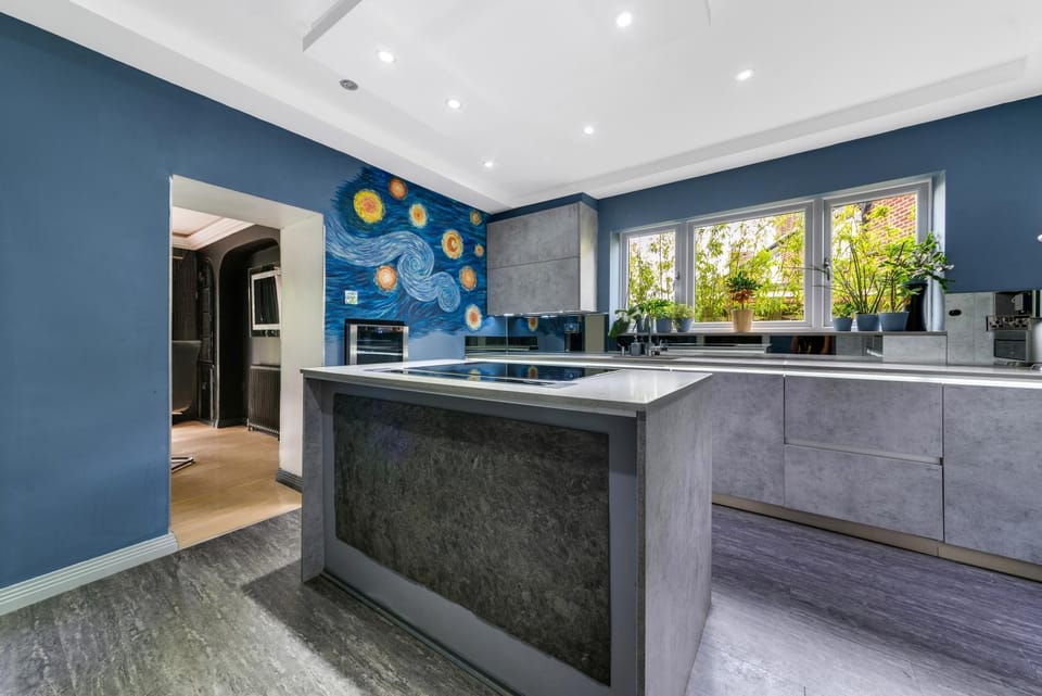 Gatsby Villa London with Garden & Hot Tub Villa in Bromley