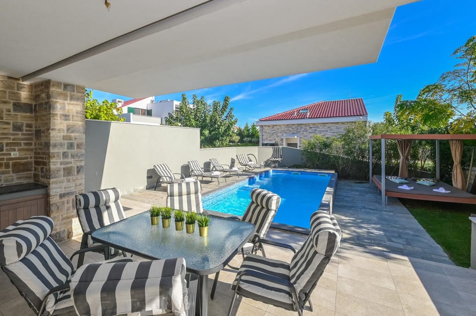 Balcony/Terrace, Balcony/Terrace, Pool view, Swimming pool, sunbed