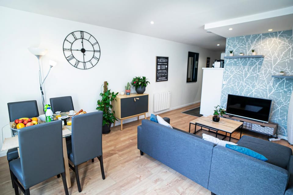 Communal lounge/ TV room, Living room, Dining area