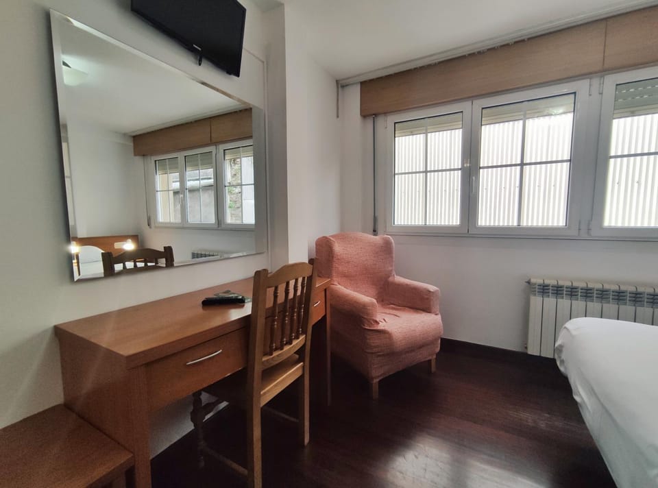 TV and multimedia, Seating area, Bedroom
