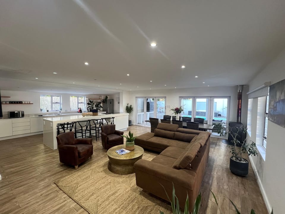 Seating area, kitchen