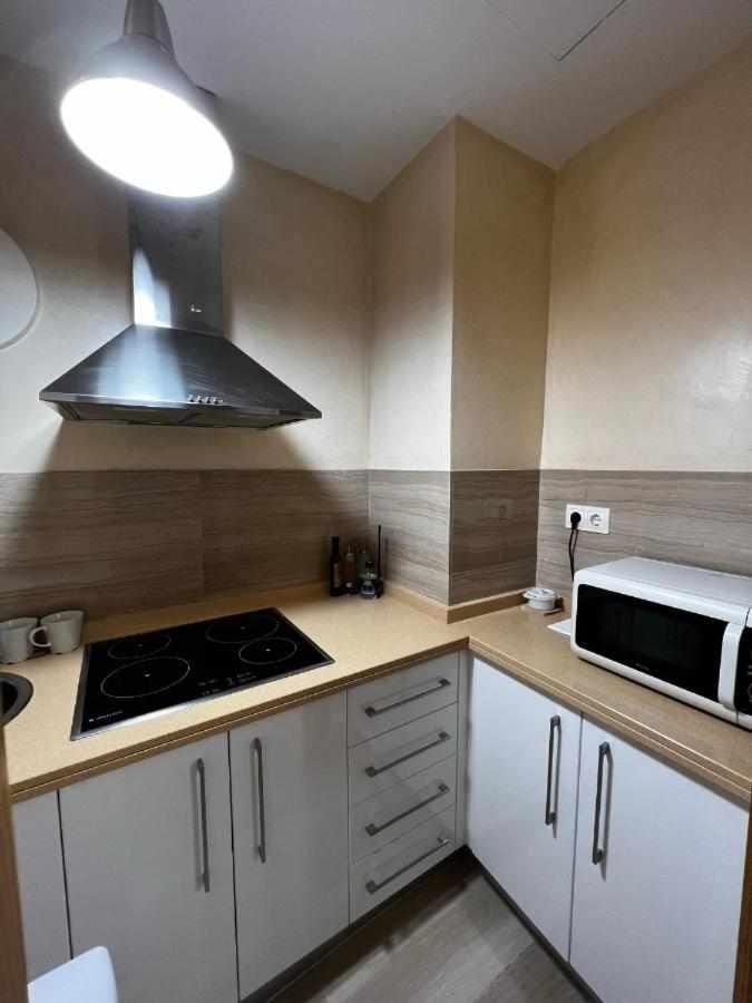 Kitchen or kitchenette, minibar