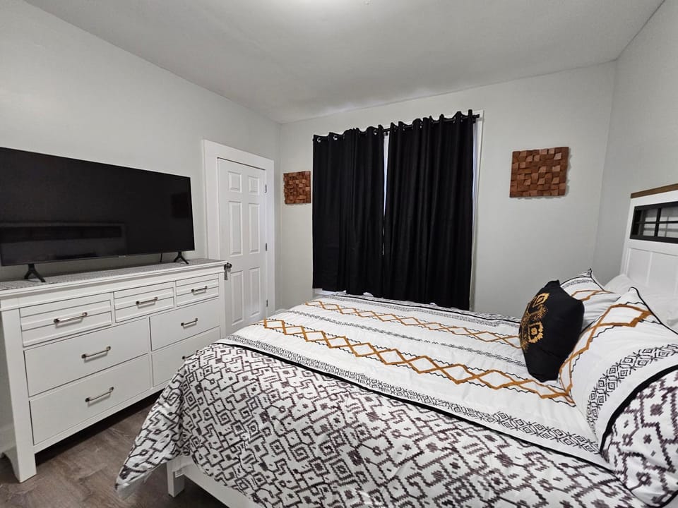 Bed, TV and multimedia, Photo of the whole room, Bedroom