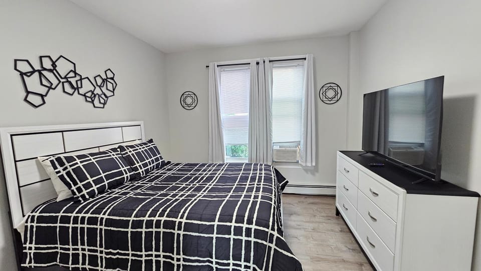 Bed, TV and multimedia, Photo of the whole room, Bedroom
