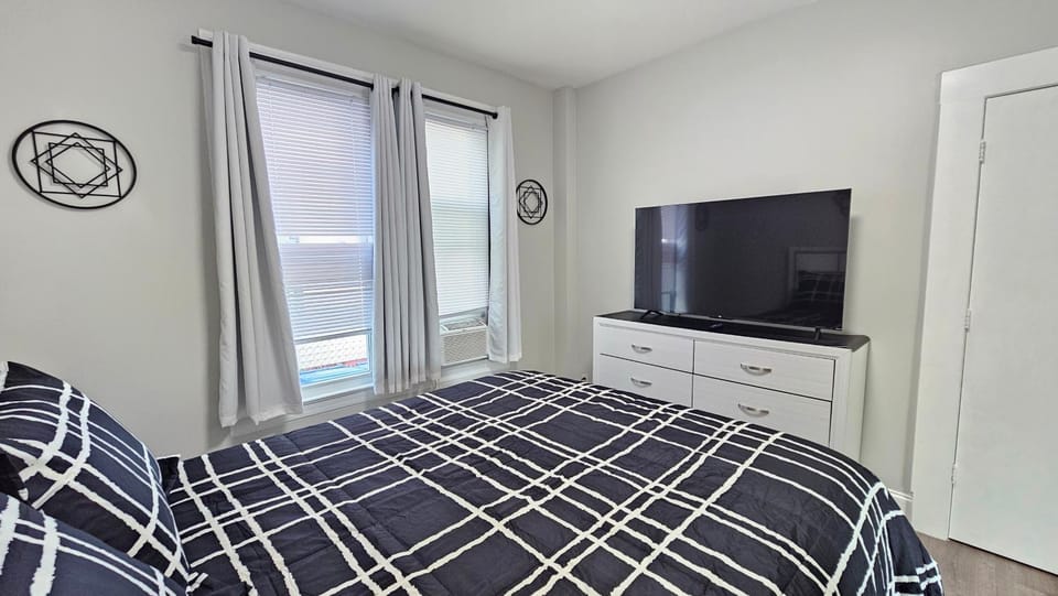 Bed, TV and multimedia, Photo of the whole room, Bedroom