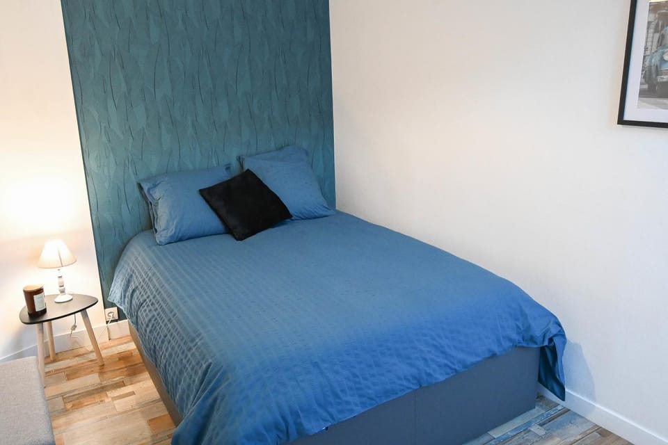 Bed, Photo of the whole room, Bedroom, internet, wardrobe