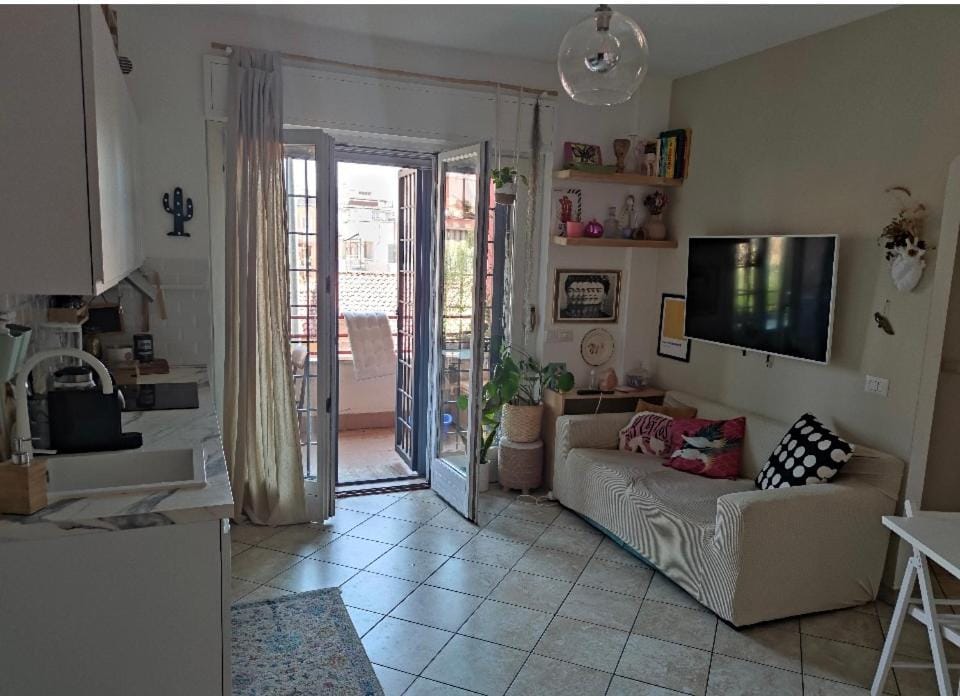 TV and multimedia, Kitchen or kitchenette, Living room, Seating area