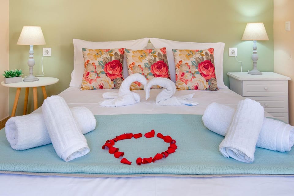 Bed, Bedroom, towels
