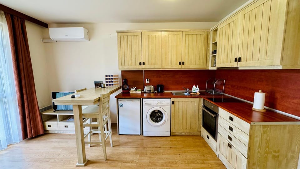 Kitchen or kitchenette, Dining area, oven, stove, toaster