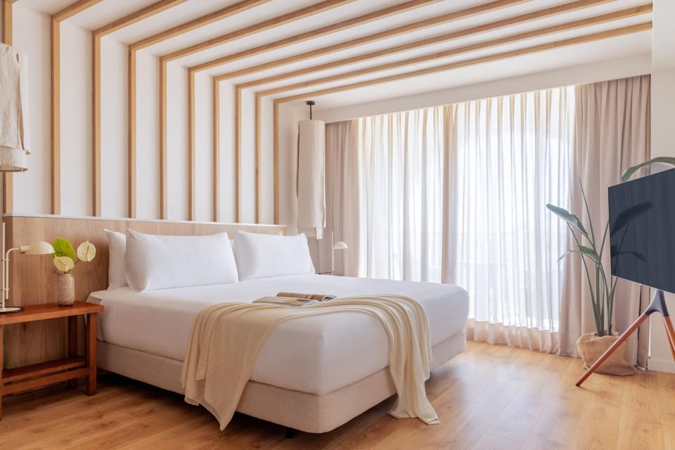 Bed, TV and multimedia, View (from property/room), Bedroom, Entertainment