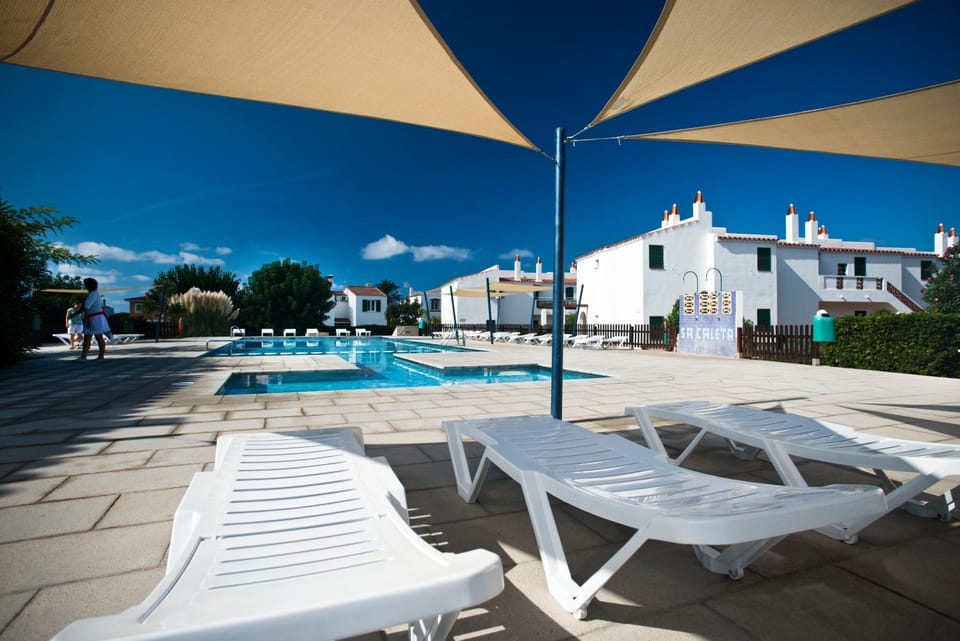 Day, Swimming pool
