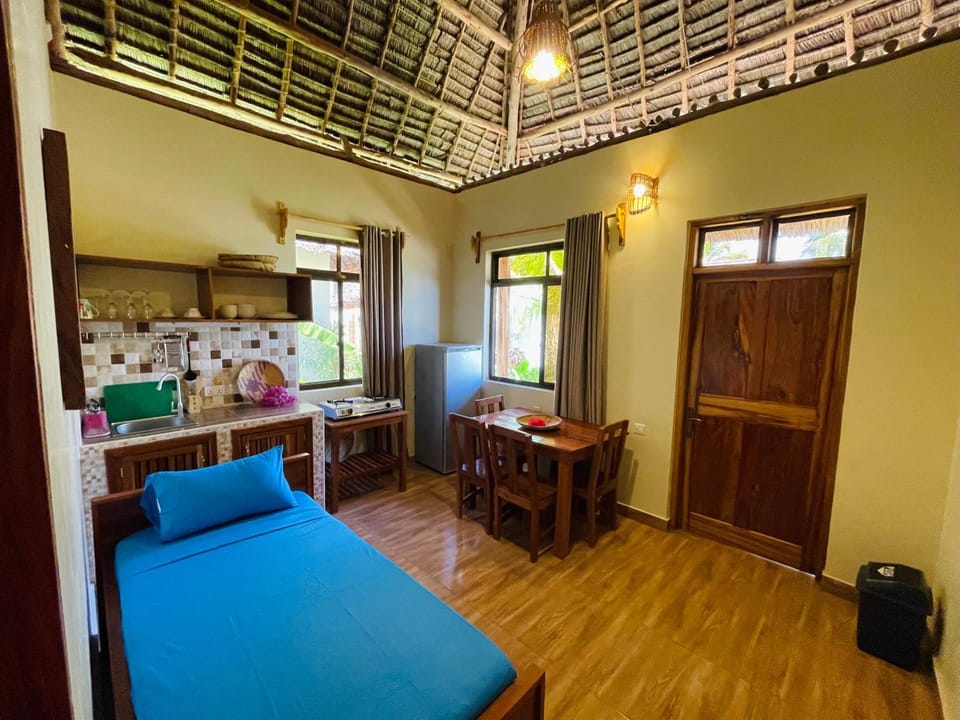 Bed, Kitchen or kitchenette, Living room, Dining area