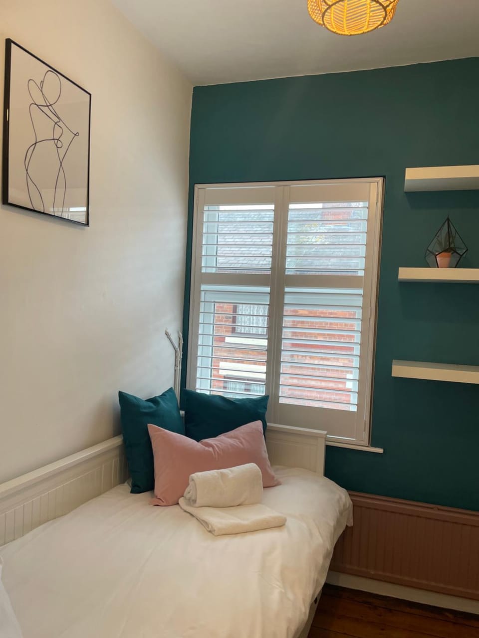 Hoole House- Recently decorated, bright and modern 2 bedroom house, close to Chester train station and the City Centre House in Chester