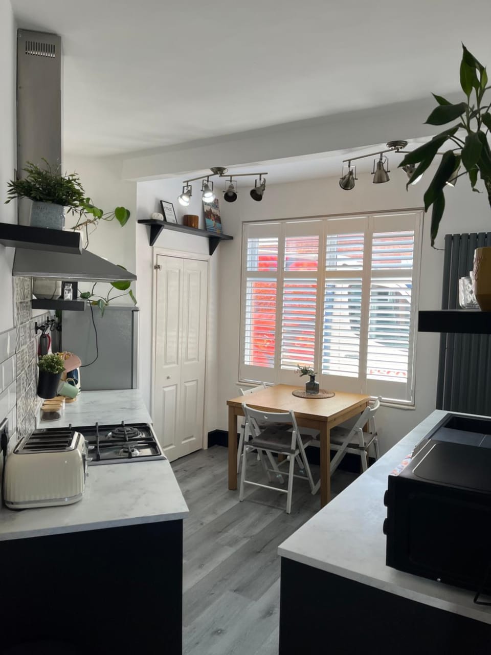 Hoole House- Recently decorated, bright and modern 2 bedroom house, close to Chester train station and the City Centre House in Chester