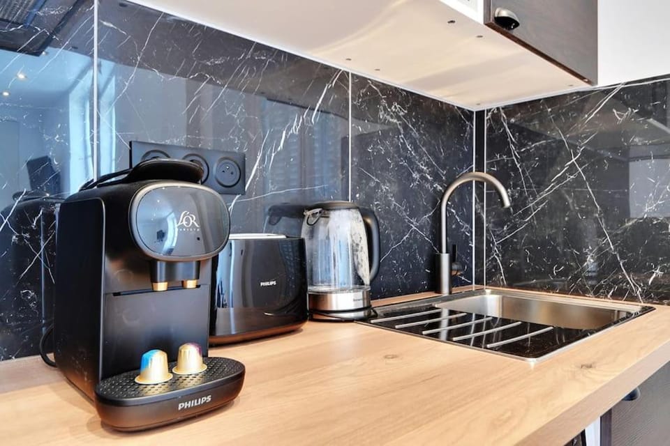 Coffee/tea facilities, Kitchen or kitchenette, stove, toaster