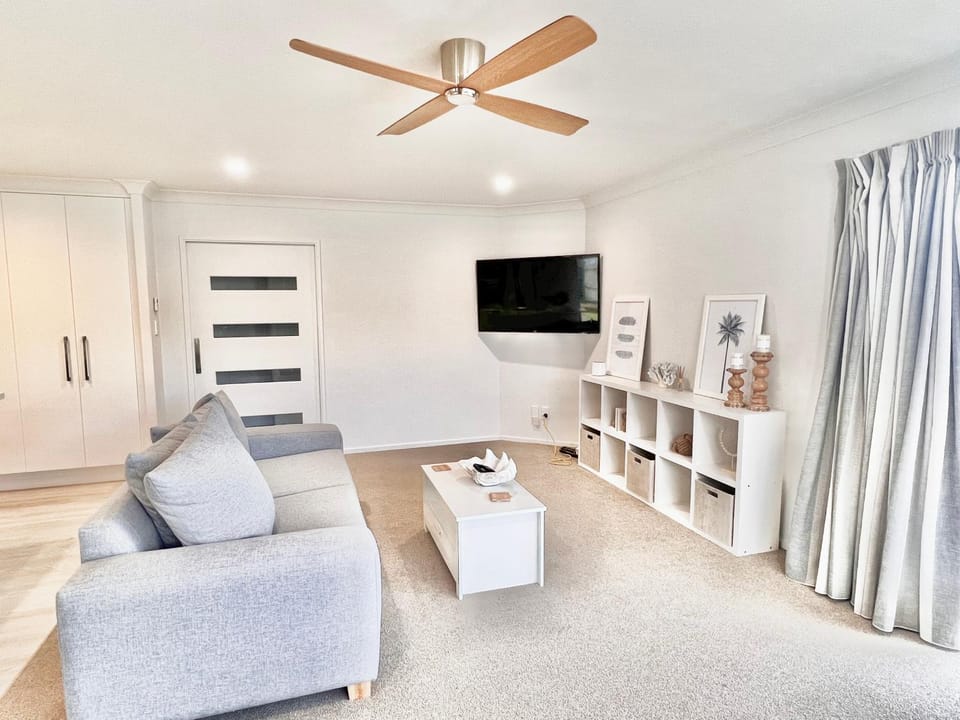 Home In On Family - 400m from Papamoa Beach House in Bay Of Plenty