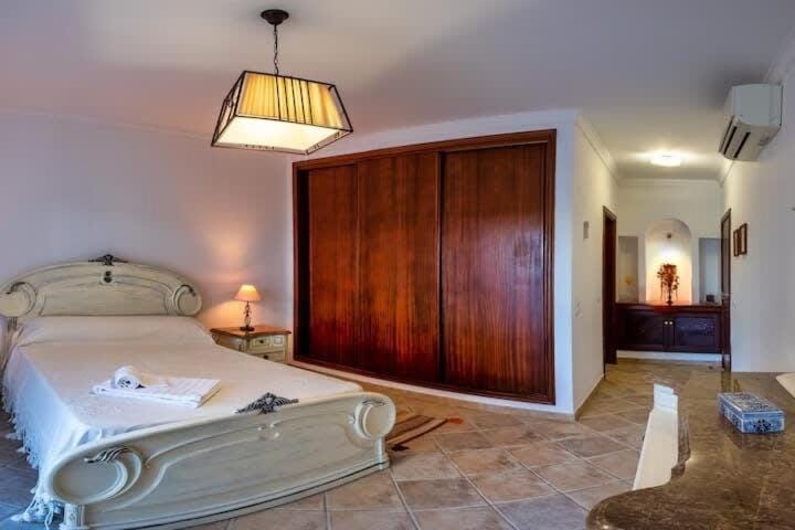 Villa Domingos - Beautiful garden close to beach and park House in Guia