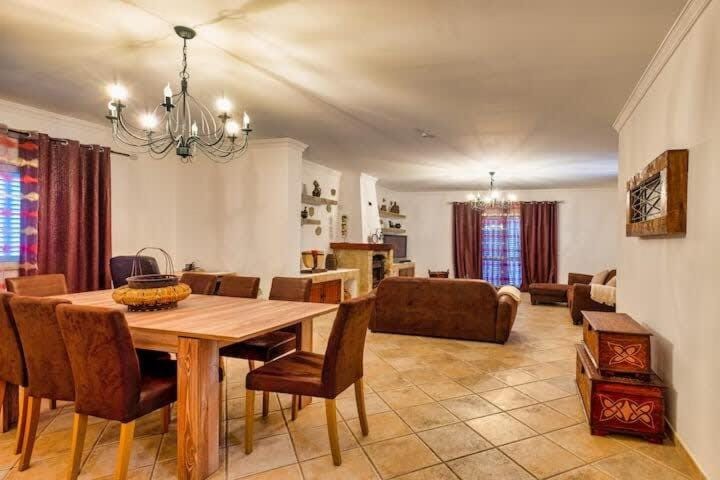 Villa Domingos - Beautiful garden close to beach and park House in Guia