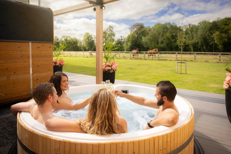 Day, People, Natural landscape, Hot Tub, Spa and wellness centre/facilities, group of guests