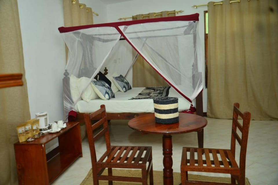 Bed, Coffee/tea facilities, Photo of the whole room, Decorative detail, Seating area, Bedroom