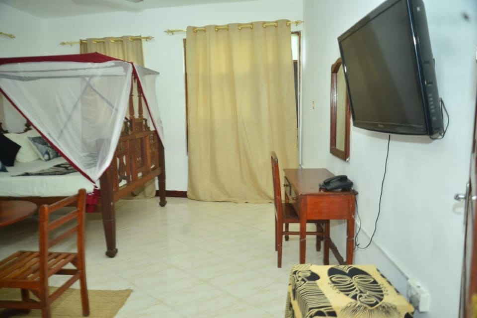 Bed, TV and multimedia, Photo of the whole room, Decorative detail, Bedroom