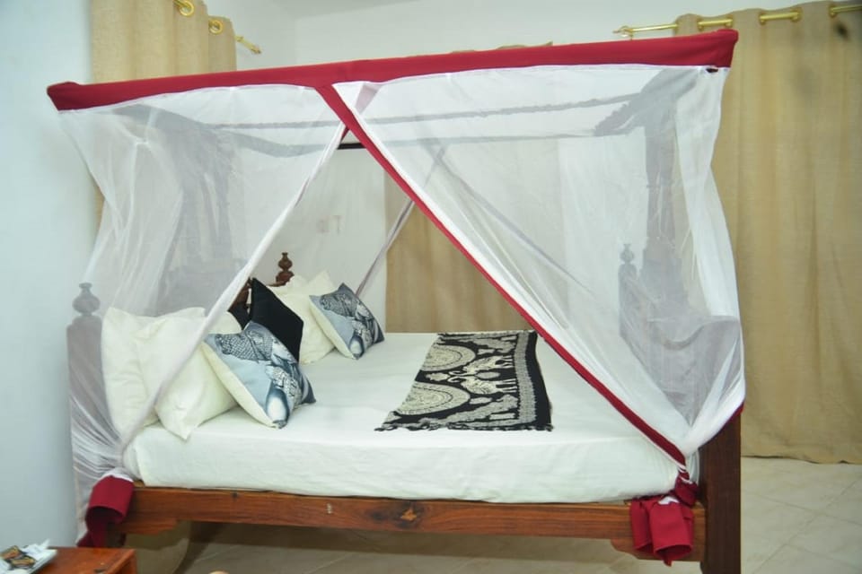 Bed, Photo of the whole room, Decorative detail, Bedroom, heating, air conditioner