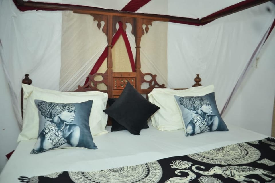 Bed, Photo of the whole room, Decorative detail, Bedroom, heating, air conditioner