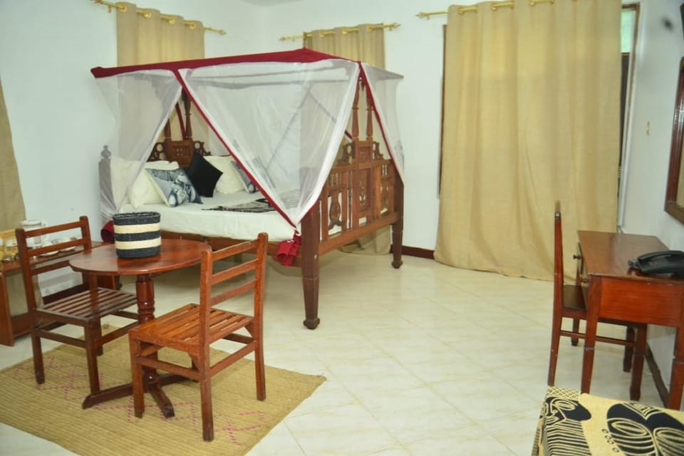 Bed, Photo of the whole room, Decorative detail, Seating area, Bedroom