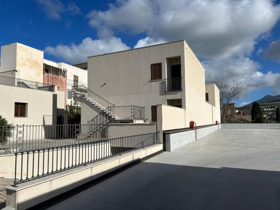 Property building, Facade/entrance, Day