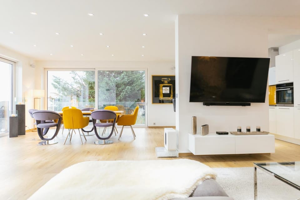 TV and multimedia, Living room, Seating area, Dining area