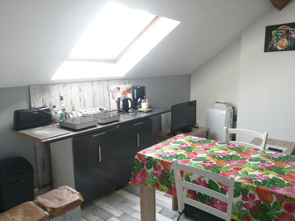 Coffee/tea facilities, Dining area, stove, toaster