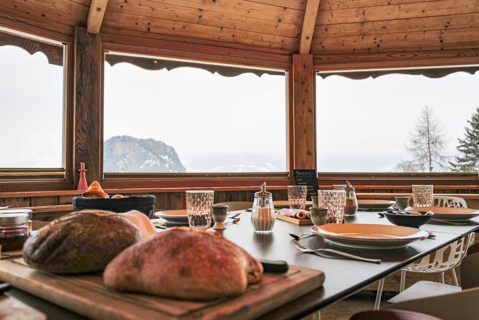 Natural landscape, Food and drinks, Dining area, Mountain view, Breakfast, Continental breakfast