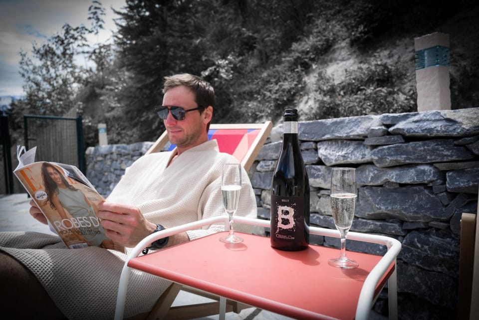 Patio, Day, People, Hot Tub, Hot Tub, Balcony/Terrace, Food and drinks, Drinks, Alcoholic drinks, group of guests