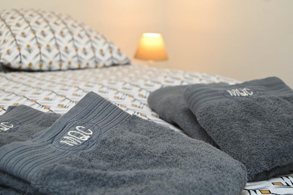 Bed, Bedroom, towels