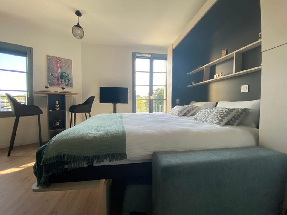 Bed, TV and multimedia, Living room, Photo of the whole room, Bedroom