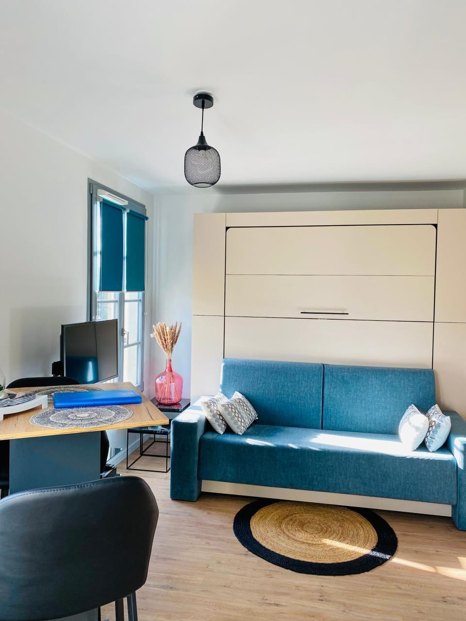 Bed, TV and multimedia, Living room, Photo of the whole room, hair dresser