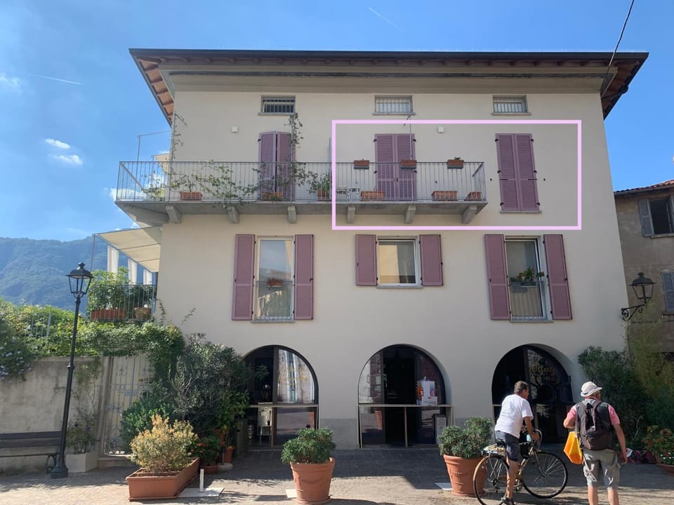 Mamma Ciccia Holiday Home - Italian Balcony Apartment in Mandello del Lario