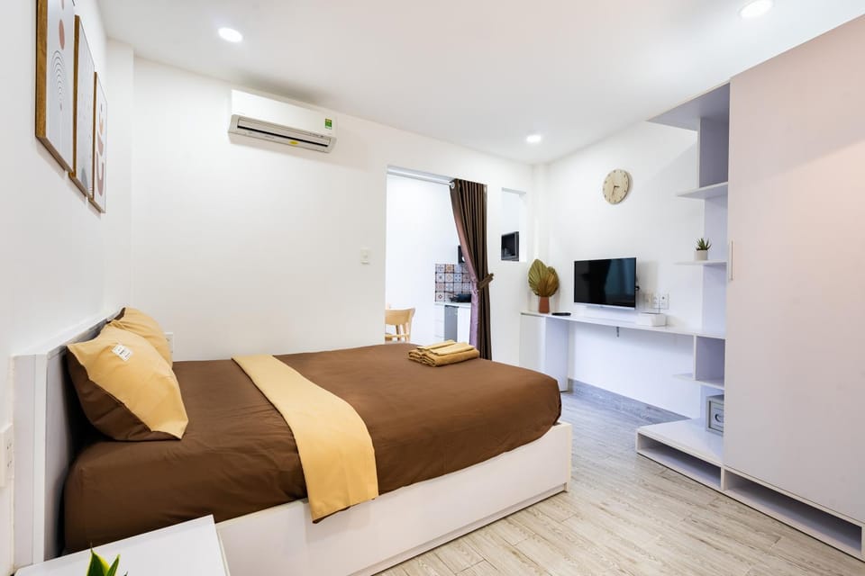Bed, TV and multimedia, air conditioner