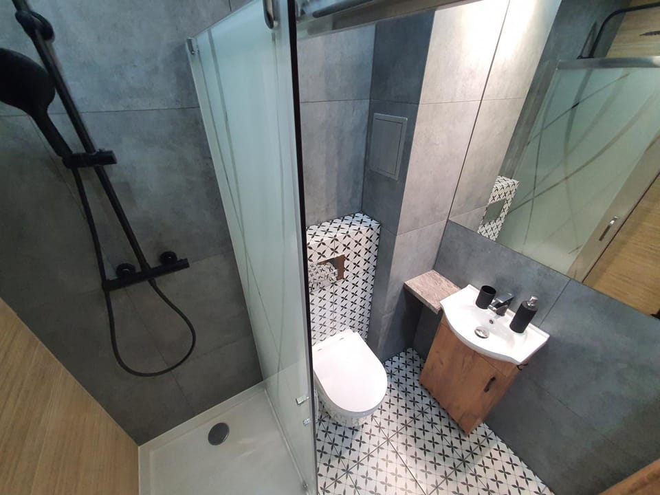 Shower, Toilet, Bathroom, towels