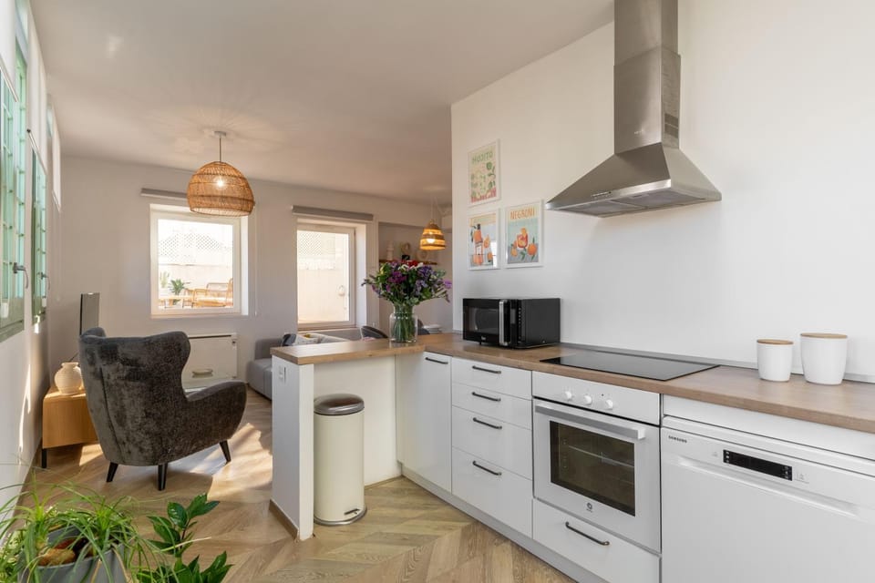 Kitchen or kitchenette, Dining area, dishwasher
