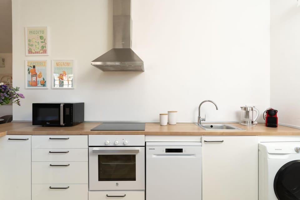 Coffee/tea facilities, Kitchen or kitchenette, dishwasher, oven, stove