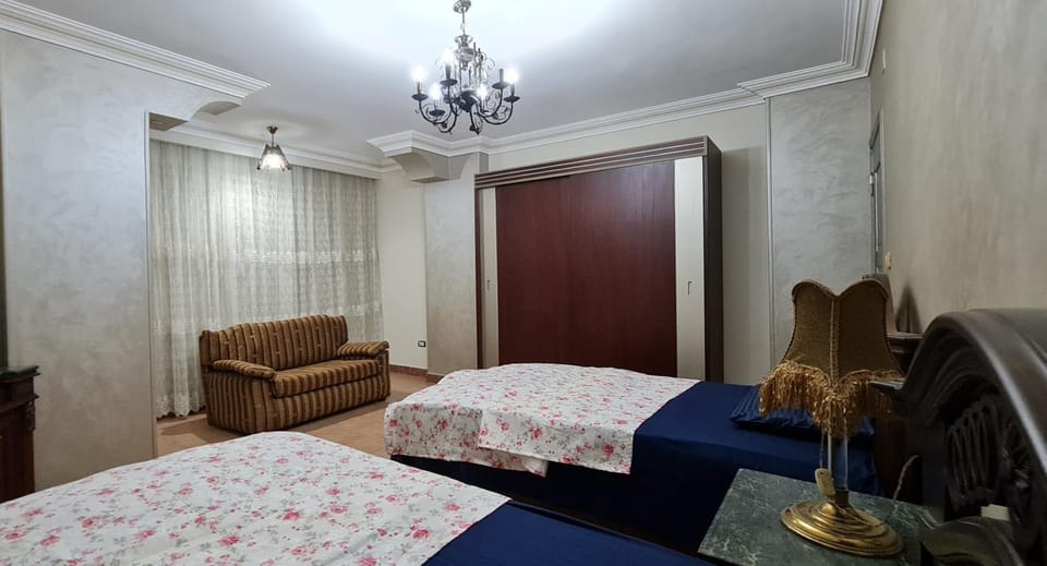 Bed, TV and multimedia, Seating area, Bedroom