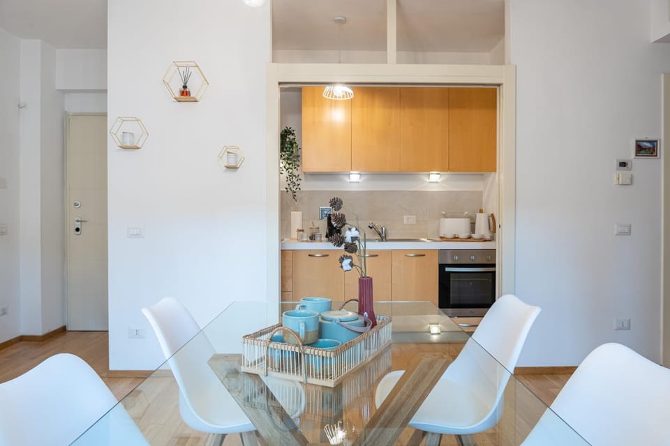 Coffee/tea facilities, Kitchen or kitchenette, Dining area, oven, toaster