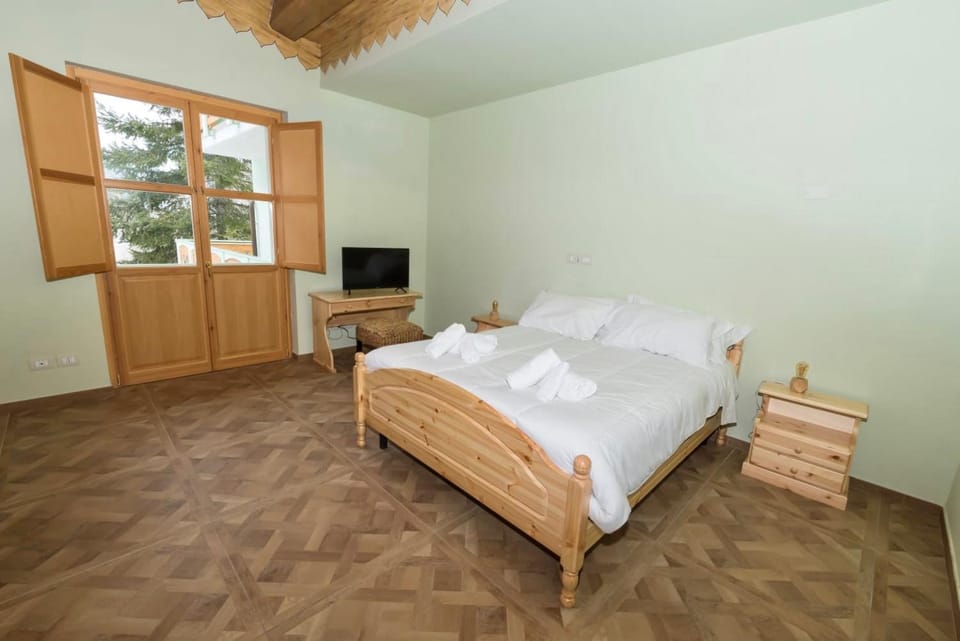 Bed, TV and multimedia, Photo of the whole room, Evening entertainment, Bedroom, towels