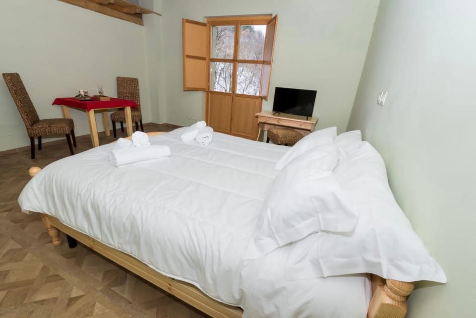 Bed, TV and multimedia, Photo of the whole room, Bedroom, towels