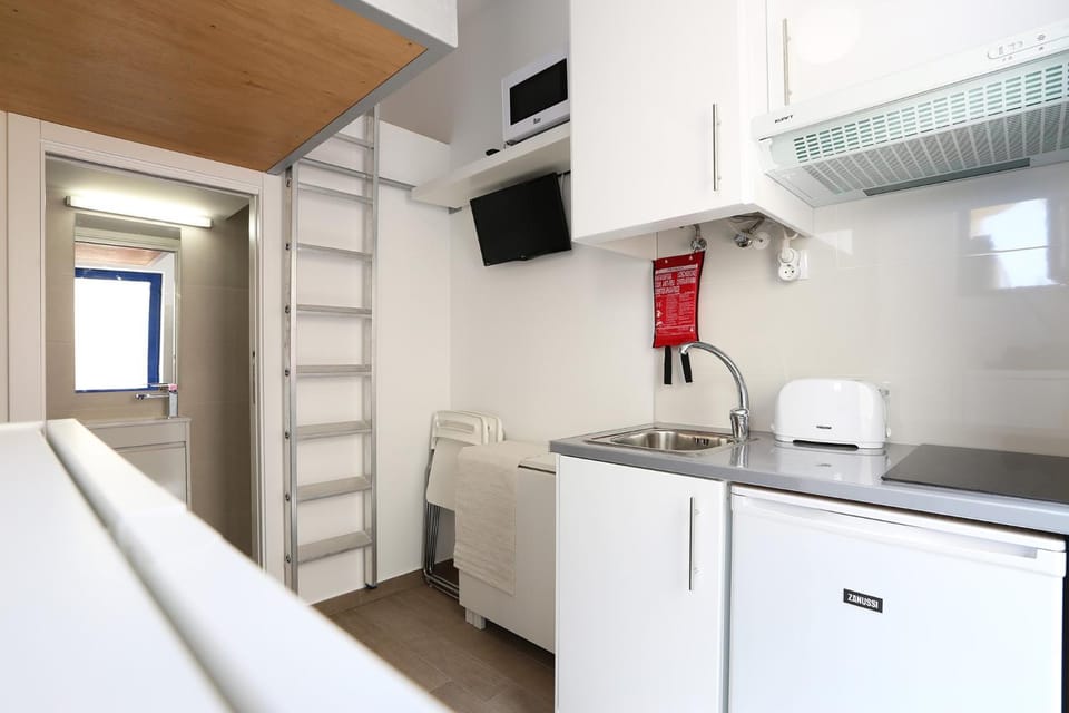 TV and multimedia, Kitchen or kitchenette, minibar, stove