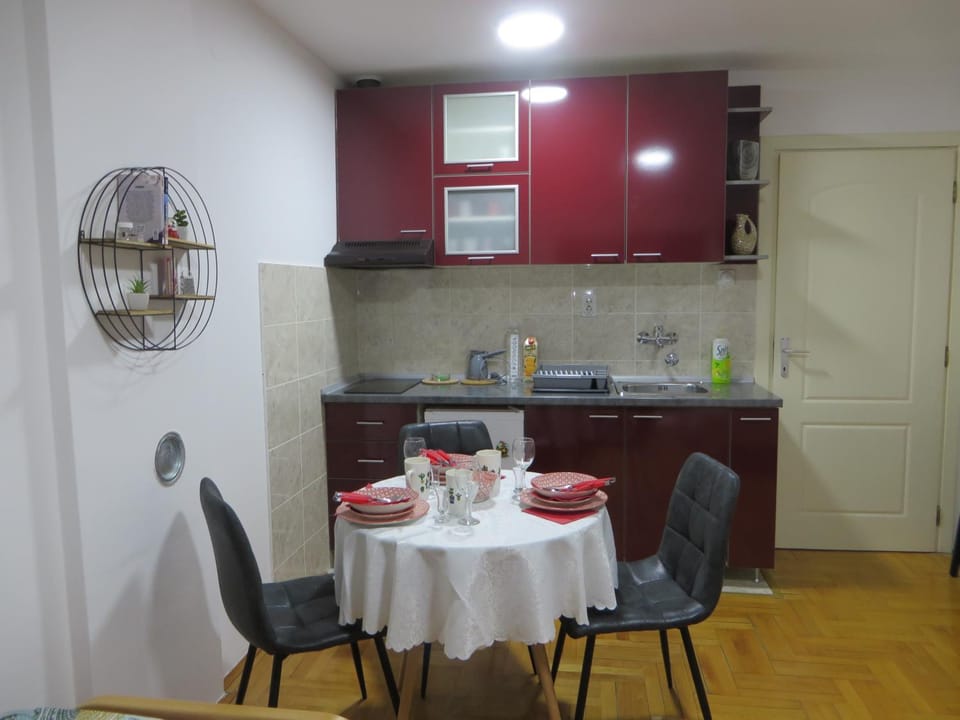 Kitchen or kitchenette, Dining area