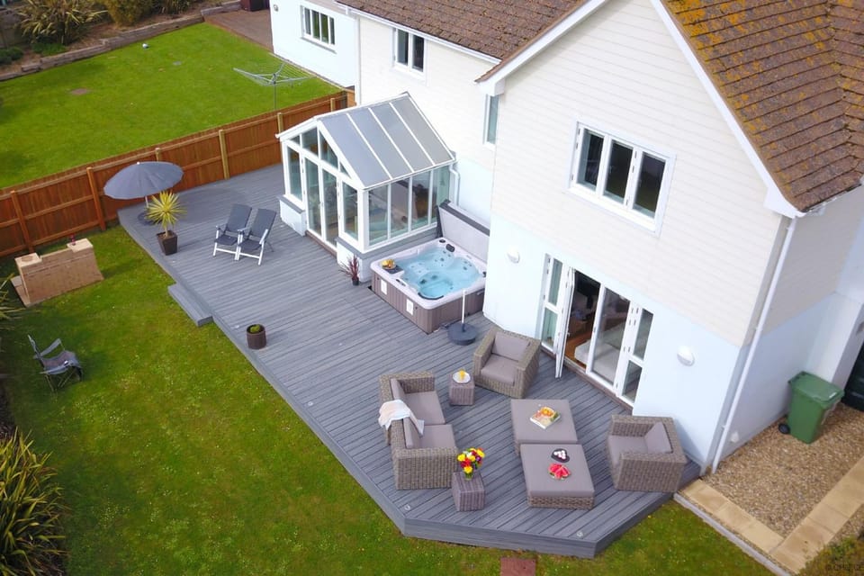 Property building, Hot Tub, Balcony/Terrace